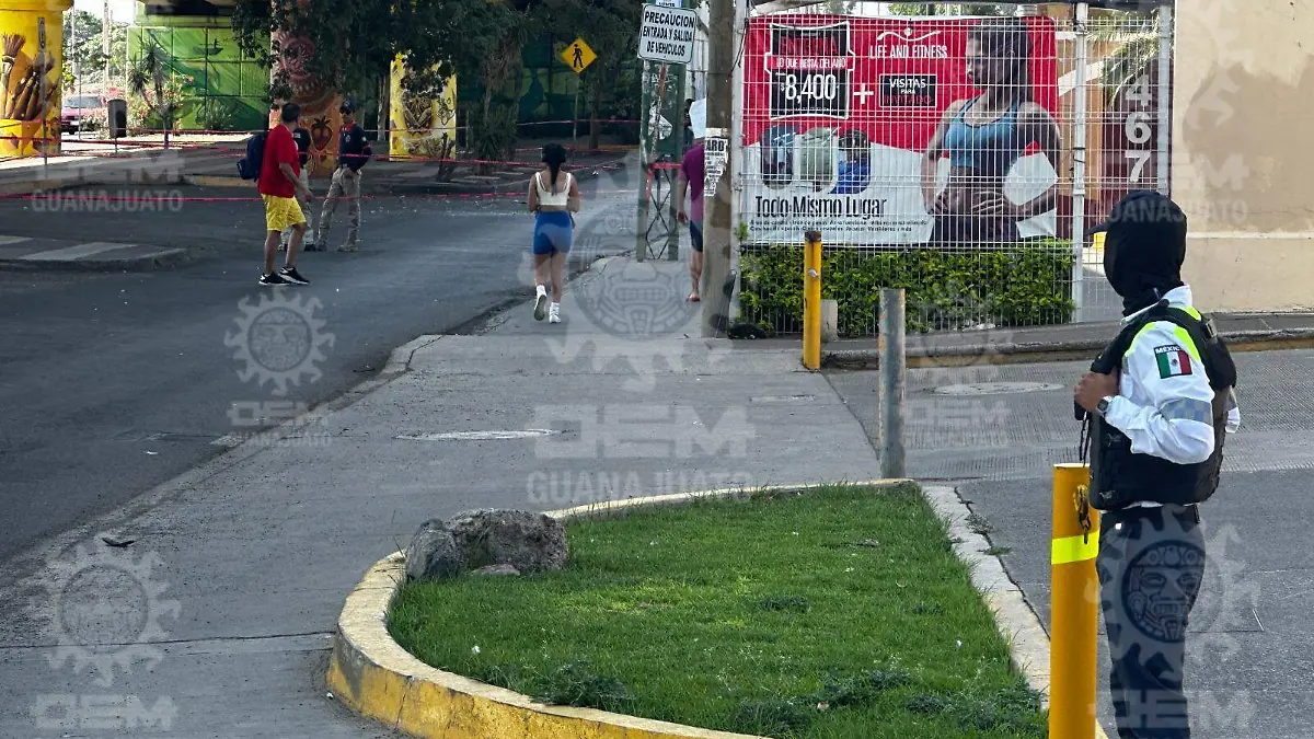 Automovilista-a-punto-de-caer-de-puente-en-Irapuato (1)